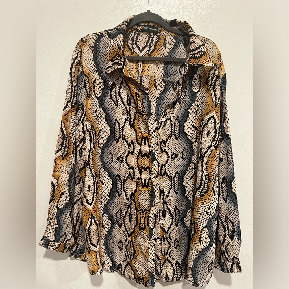 PrettyLittleThing Oversized Reptile Blouse -XL